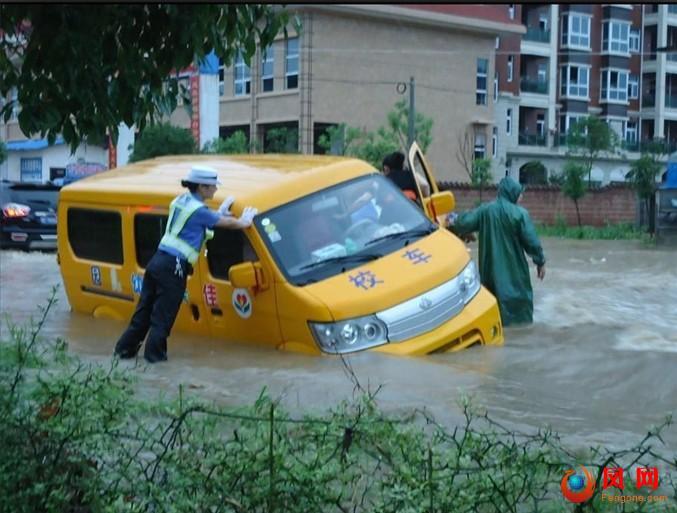 女交警双手撑起校车 临湘女交警