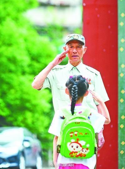 小凤侃世界 儿童玩具 水弹枪