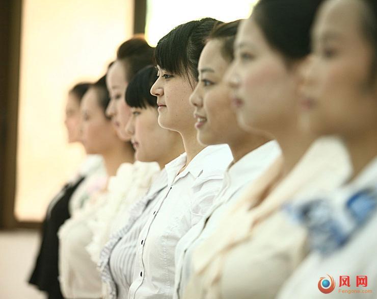 千余川妹子竞聘空姐角逐35个乘务员职位