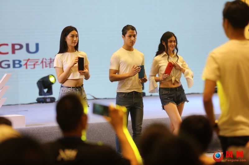 入影投影手机 凤凰传奇 微型投影