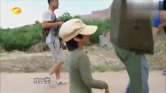 一会又跟贝儿道歉,解释说因为费曼太害羞,让贝儿照顾费曼