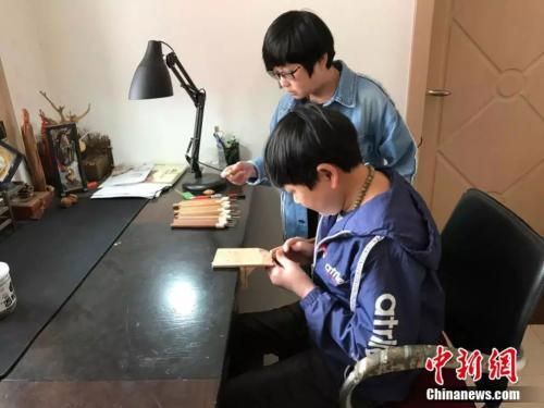 袖珍夫妻 童话世界 核雕创业 直播达人