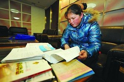 女子自学法律 为民工讨薪