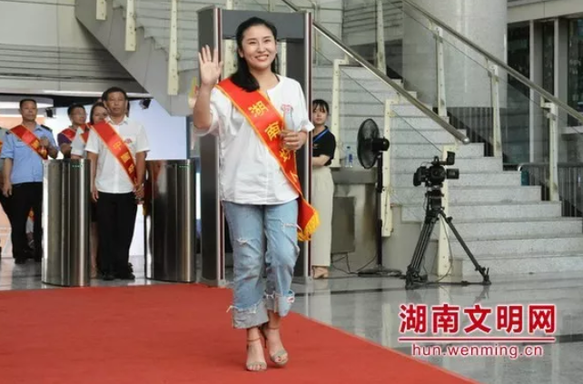 大学生走近“湖南好人”